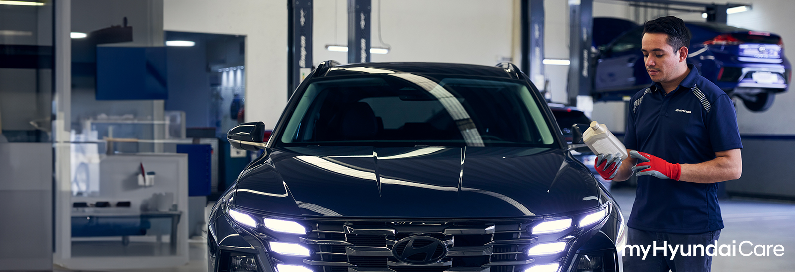 Mecánico en taller Hyundai llevando a cabo revisión a un auto